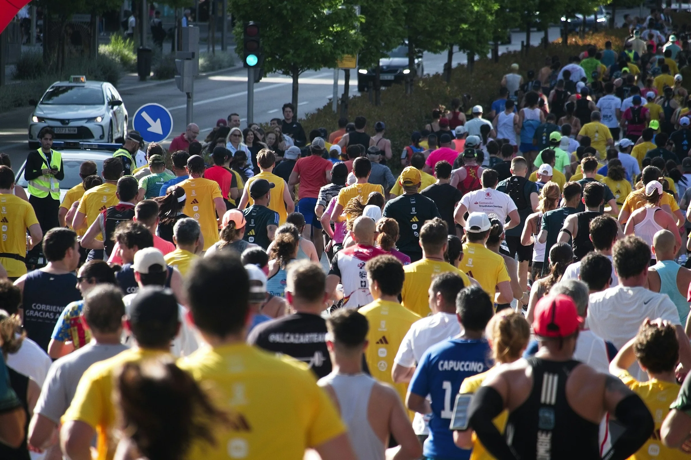 Participantes de una carrera al aire libre; fotografía referencial